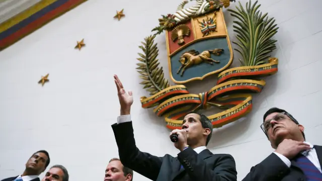 El líder opositor venezolano Juan Guaidó y varias decenas de diputados que le respaldan como presidente del Parlamento entraron este martes por la fuerza en el Palacio Legislativo