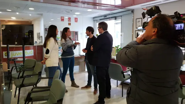 Dos de las jóvenes aragonesas que han retornado gracias al plan del Gobierno aragonés, Marta Mancebón y Ana Omeya, hablando con los directores gerentes del IAJ y del Inaem, Adrián Gimeno y Raúl Camarón.