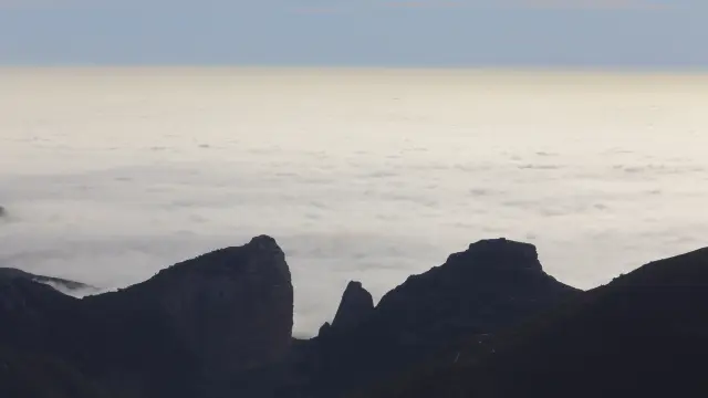 Imagen del mar de nubes cubriendo La Hoya con el Salto de Roldán en primer plano.