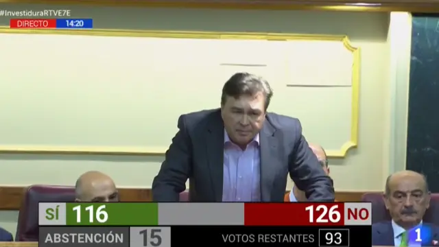 Tomás Guitarte vota en el Congreso