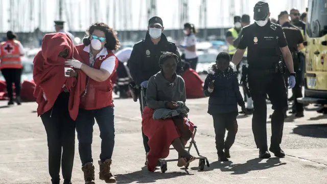 Efectivos de Salvamento Marítimo, Cruz Roja, la Policía y otros servicios de emergencia atienden a las 43 personas rescatadas en una patera a la deriva a 27 kilómetros de Lanzarote
