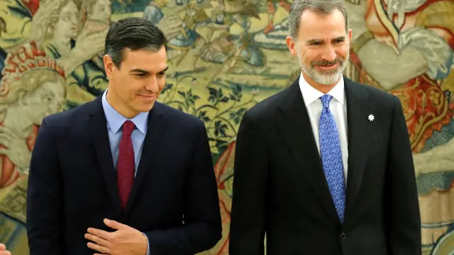 Un momento del encuentro entre Pedro Sánchez y el rey Felipe VI tras prometer el cargo de presidente este miércoles.