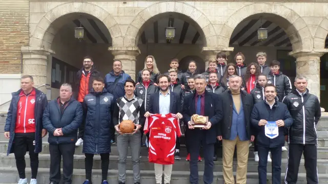 El equipo de fútbol rumano, cuerpo técnico y autoridades en el Ayuntamiento de Monzón.