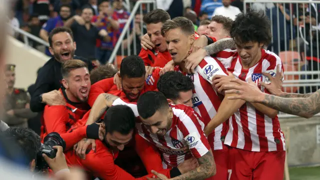 Los jugadores del Atlético celebran el gol ganador contra el Barcelona.