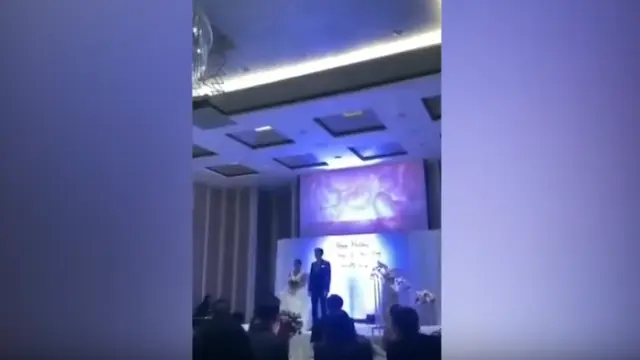 Un joven chino emite las imágenes de su novia siéndole infiel en su banquete de bodas