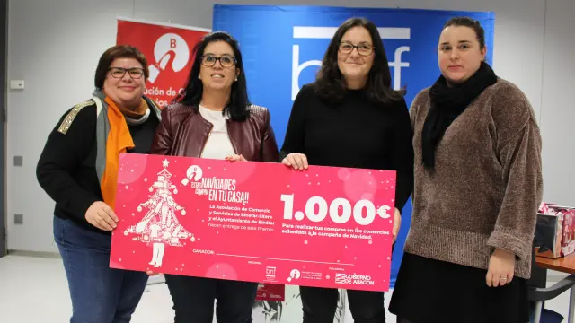 María Pilar Gálvez ha recibido el cheque de mil euros.