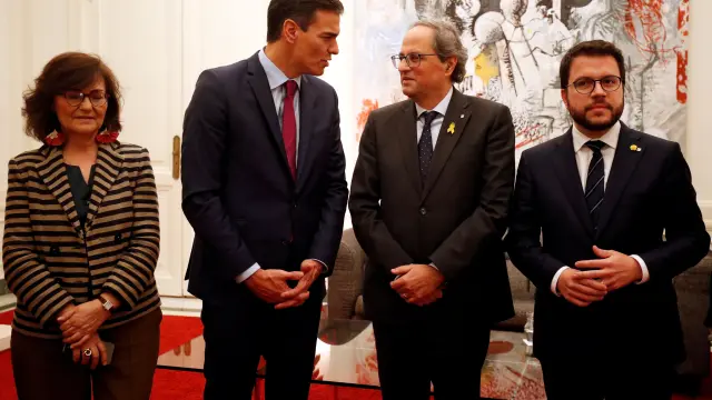 Pedro Sánchez charla con Quim Torra en presencia del vicepresidente de la Generalitat, Pere Aragonès, en diciembre de 2018.