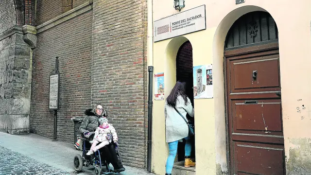 Rosa María Ibáñez, junto a la entrada a la Torre del Salvador, tan estrecha que no cabe una silla de ruedas.