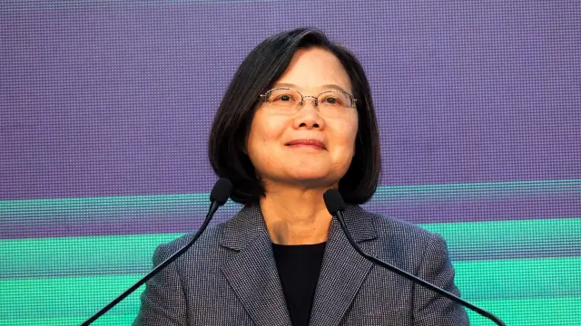 Taipei (Taiwan), 11/01/2020.- Taiwan President Tsai Ing-wen smiles on stage after learning the results of the presidential election, in Taipei, Taiwan, 11 January 2020. Tsai Ing-wen was re-elected as Taiwan's president on 11 January after a landslide victory over Kaohsiung city Mayor Han Kuo-yu, from Taiwan's China-friendly opposition KMT party. EFE/EPA/DAVID CHANG Tsai Ing-wen re-elected as Taiwan's president