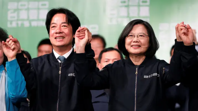 Taiwan Vice President-elect William Lai and incumbent Taiwan President Tsai Ing-wen celebrate at a rally after their election victory, outside the Democratic Progressive Party (DPP) headquarters in Taipei, Taiwan January 11, 2020. REUTERS/Tyrone Siu [[[REUTERS VOCENTO]]] TAIWAN-ELECTION/