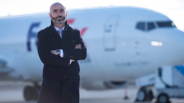 El director del aeropuerto de Zaragoza, Marcos Díaz, en la plataforma de estacionamiento de aviones.