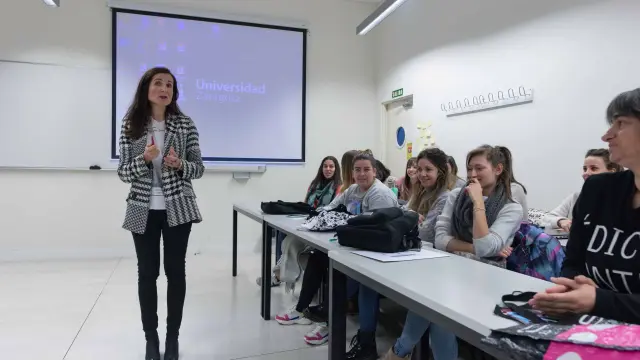Alejandra Cortés esta mañana con sus alumnas en la Facultad de Educación en la Universidad de Zaragoza.