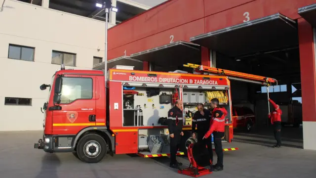 Los bomberos de la Diputación de Zaragoza con el nuevo camión con el que cuenta el parque de Tarazona