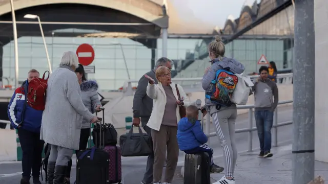 Viajeros afectados este miércoles por el incendio en el aeropuerto de Alicante
