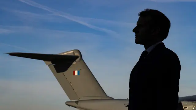 El presidente Emmanuel Macron, con las tropas en la base área 123 de Orleans-Bricy, este jueves en Francia.