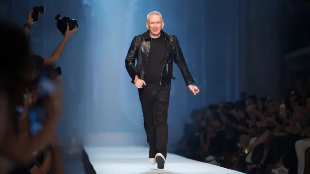 Paris (France).- (FILE) - French designer Jean-Paul Gaultier takes to the catwalk to thank the audience after the Fall/Winter 2018/19 Haute Couture collection during the Paris Fashion Week, in Paris, France, 04 July 2018 (reissued 17 January 2020). According to media reports, Jean-Paul Gaultier will retire. The 67-year-old designer said his Spring/Summer 2020 couture show will be his last. (Moda, Francia) EFE/EPA/CAROLINE BLUMBERG *** Local Caption *** 54465233 Jean-Paul Gaultier to retire