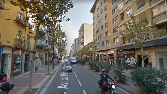 Varias marquesinas de autobús en la avenida de Madrid.