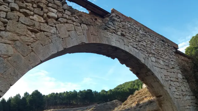 El arco de Santa Bárbara, uno de los elementos que más peligran del acueducto de Los Arcos de Teruel.