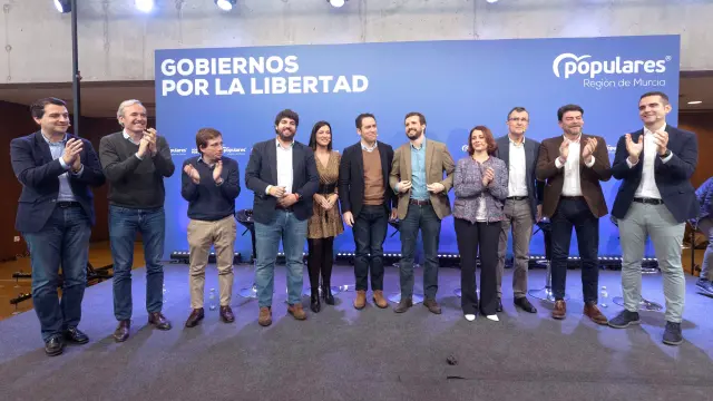 Jorge Azcón, a la izquierda, junto al resto de dirigentes del PP que han acudido al encuentro.
