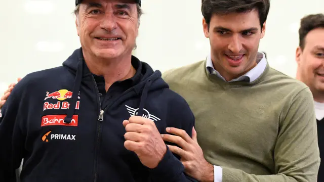 Carlos Sainz, acompañado de su hijo, piloto de Fórmula 1, a su llegada a Madrid.