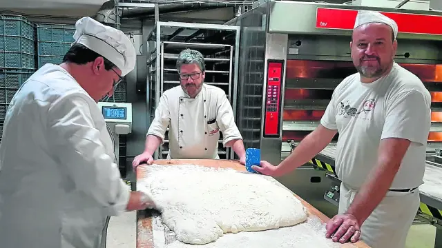 En la imagen, varios miembros de la Asociación de Panaderos de Teruel realizando pruebas en el obrador.