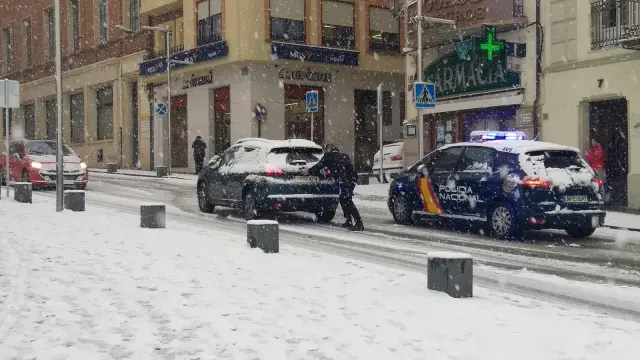 Una patrulla de la Policía ayuda a un conductor en Teruel