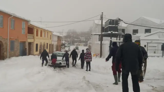 Vecinos de Paniza auxilian a personas atrapadas por el temporal