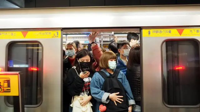 Pasajeros en el metro de Taipei (Taiwán) este miércoles con mascarillas por el virus