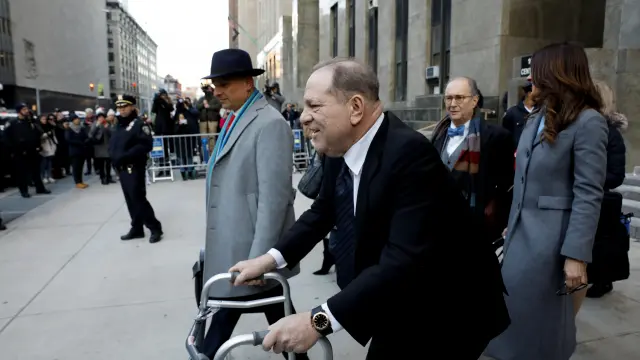 Harvey Weinstein, con andador, a las puertas del tribunal que lo juzga en Nueva York