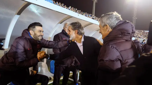 El técnico Pablo Alfaro, en el centro de la imagen, saluda al cuerpo técnico del FC Barcelona.