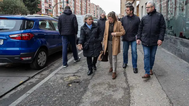 La concejal de Infraestructuras, Patricia Cavero, ha visitado junto a los vecinos la avenida de Navarra.