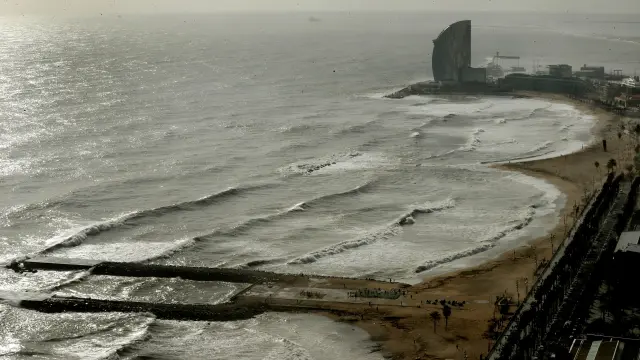 Playa de la Barceloneta, afectada por el temporal