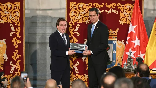 Juan Guaidó recibe la Llave de Oro de Madrid.