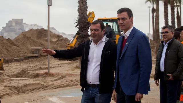 Pedro Sánchez con un alcalde levantino evalúa los destrozos provocados por Gloria.
