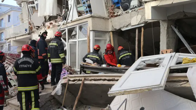 Varios trabajadores durante las labores de búsqueda de surpervivientes del terremoto.
