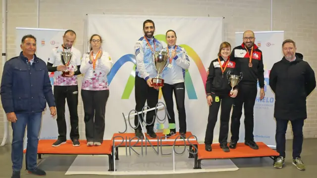 En la imagen, de izquierda a derecha, el Iparpolo (segundo), el Txuri Berri (campeón) y el CH Jaca (tercero)