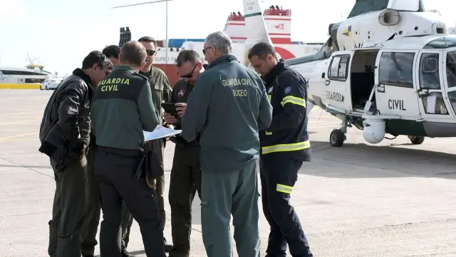 Personal de la Guardia Civil en el aeropuerto de Ibiza que se incorporó este domingo a las tareas de búsqueda