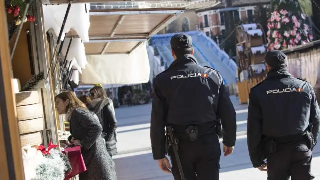 Policía Nacional en el mercadillo de Navidad de Zaragoza