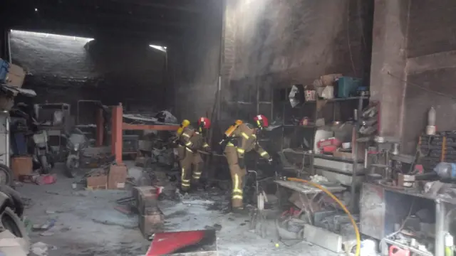 El fuego a destruido los equipos que había en el interior del taller.