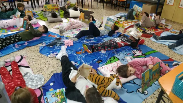 Los niños del colegio de Pina participaron en una actividad de animación a la lectura