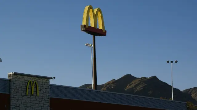 McDonald's retirará las pajitas de plástico e instalará 150 puntos de recarga rápida