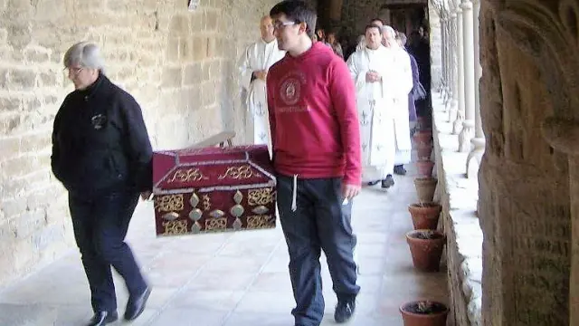 Procesión por el claustro de la catedral de San Vicente en Roda de Isábena