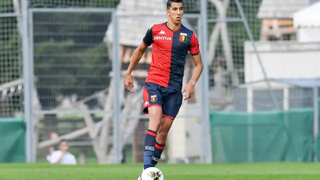 El Yamiq conduce la pelota en un partido del Genoa.