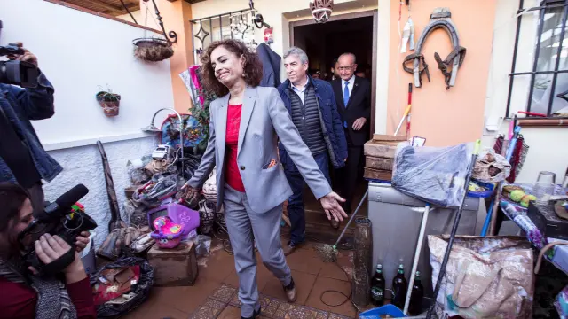 La ministra de Hacienda y portavoz del Gobierno, este miércoles, tras salir de una casa afectada por la borrasca Gloria en Campanillas
