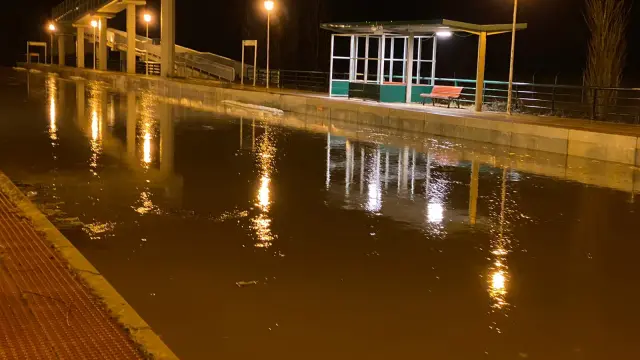 Las vías de tren inundadas en la estación de Villarreal de Huerva en la noche del martes