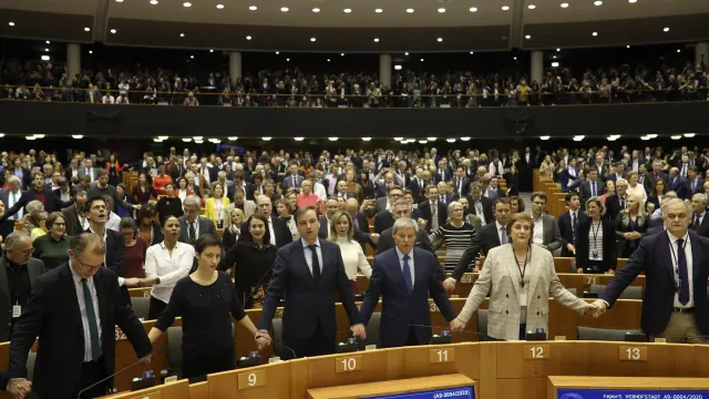 Los miembros del Parlamento Europeo reaccionan durante la sesión por el brexit este miércoles.