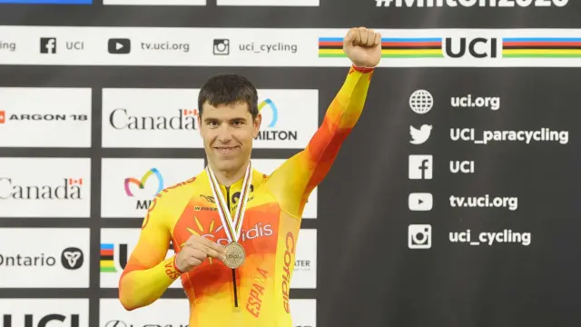 El aragonés Eduardo Santas, en el podio con el bronce conquistado en la prueba de persecución MC3 en el Mundial de Milton (Canadá)