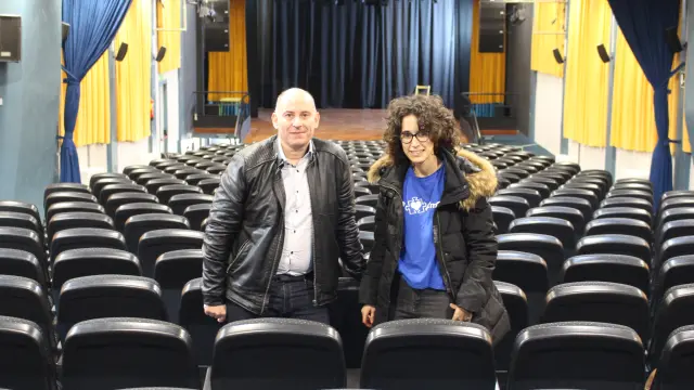 Juan Carlos García, concejal de Cultura de Binéfar, y Naiara Hernández, terapeuta ocupacional de AMO, en el teatro.