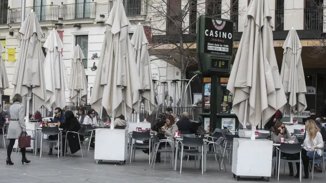 La terraza de la plaza de España de Zaragoza, llena de clientes en una imagen de este jueves.