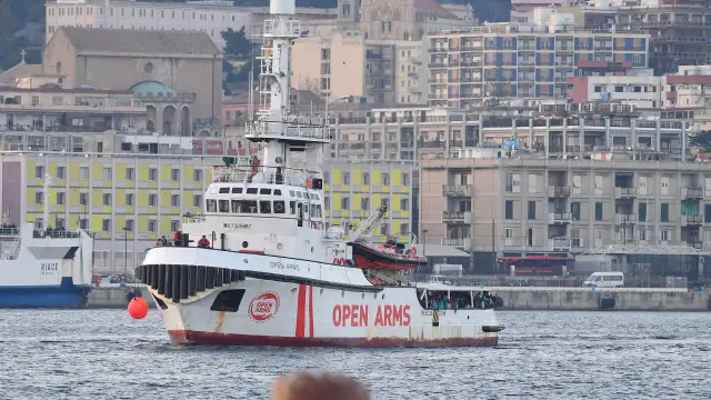 El barco de Open Arms entra en el puerto de Messina, en Italia, el pasado día 15 de enero.